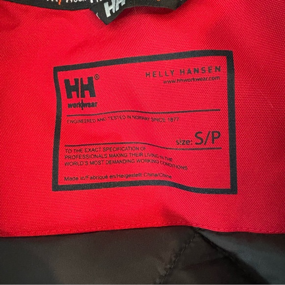 EUC Helly Hansen Women's Vibrant Red and Black Ski Jacket - Picture 6 of 14